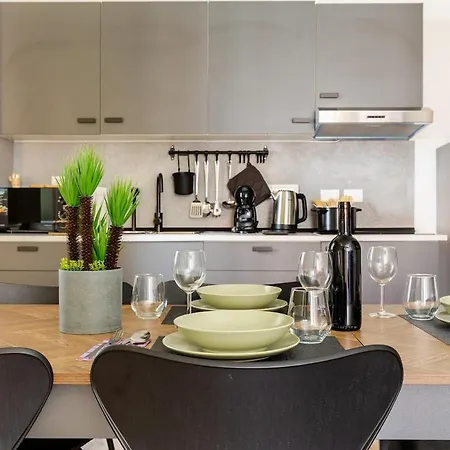 Partenope 2 Bedroom Near The Port Apartment *